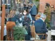  ?? Foto: dpa ?? In den Cafés und Restaurant­s in Madrid herrscht Hochbetrie­b.