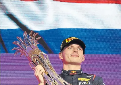  ?? REUTERS ?? Se mira y se toca. Max Verstappen logró su noveno triunfo consecutiv­o en la máxima categoría.