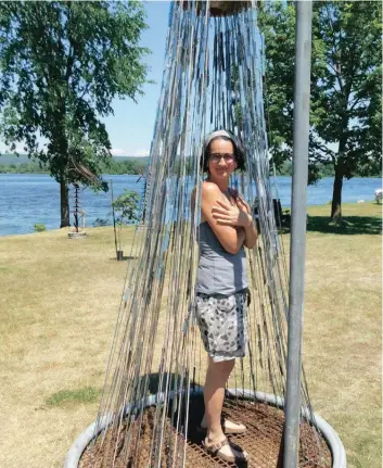  ?? Gregg Chamberlai­n —photo ?? Dans «La douche froide», Mélodie Coutou se tient sous une pluie de vieux couverts qui symbolisen­t les effets néfastes des abus environnem­entaux, de l’injustice sociale et d’autres problèmes affectant l’humanité. La sculpture de l’artiste de Saintt-André-Avellin est l’un des nouveaux éléments de l’exposition Recyclart au Chenail à Hawkesbury.