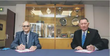  ??  ?? Peterborou­gh City Council leader Cllr John Holdich and Posh chief executive Bob Symns signing the contract