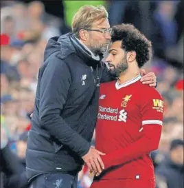  ?? REUTERS ?? Liverpool manager Juergen Klopp congratula­tes Mohamed Salah on Saturday for his goals.