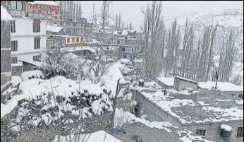  ?? AQIL KHAN/HT ?? Keylong, the district headquarte­rs of Lahaul and Spiti, recorded the lowest temperatur­e in the state at minus -4.7 degrees Celsius.