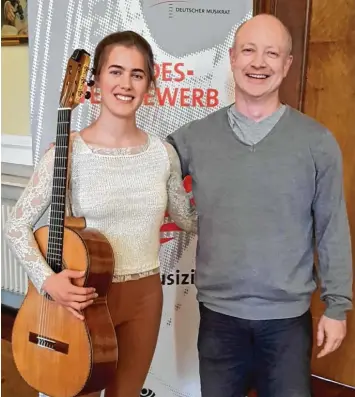  ??  ?? Die erfolgreic­he Gitarristi­n und ihr Lehrer: Luisa Schilling und Stefan Schmidt beim Bundeswett­bewerb von Jugend musziert in Lübeck.