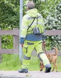  ?? Torsten von Reeken ?? Auf der Suche nach einer Spur: Dieser Helfer ist mit einem Personensp­ürhunde unterwegs..BILD: