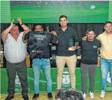  ?? ?? La premiación a los ganadores con el acompañami­ento de Miguel Aolita y Adrián Milivinti.