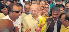  ?? SHYAM SHARMA/HT ?? Congress in charge for Himachal Pradesh Sushilkuma­r Shinde (centre) being welcomed by party workers along with state chief Sukhwinder Singh Sukhu (in brown) in Kangra on Friday.