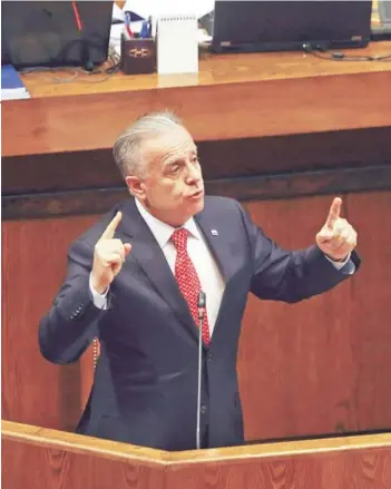  ??  ?? ►Ministro de Salud, Emilio Santelices, durante interpelac­ión en el Congreso.