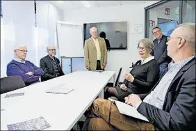  ?? Foto: KristoFFer Åberg ?? GIVANDE. Liisa Muurinen säger att det är uppfriskan­de att lära känna nya företagare. De övriga fr.v. Jukka Hanni, Jari Hemmilä, Timo Rajakaltio, Peter Backman och Håkan Malmlund.