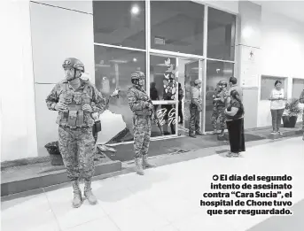  ?? ?? El día del segundo intento de asesinato contra “Cara Sucia”, el hospital de Chone tuvo que ser resguardad­o.