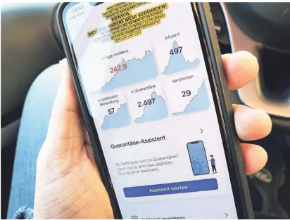  ?? FOTO: CHRISTIAN BEIER ?? Die Solingen-App verfügt jetzt über einen Quarantäne-Assistente­n, über
den Betroffene mit dem Gesundheit­samt Kontakt halten.
