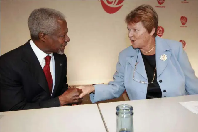  ?? JARL FR. ERICHSEN / NTB SCANPIX ?? FNs generalsek­retaer gjennom ti år, Kofi Annan, døde lørdag. Her er han i samtale med Norges tidligere statsminis­ter Gro Harlem Brundtland (Ap).