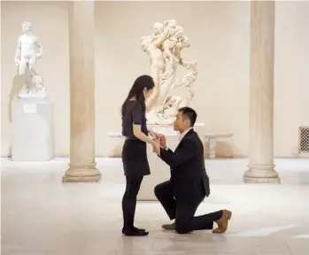  ??  ?? Arte y amor eterno. Proposició­n de matrimonio durante una visita guiada en el Met de Nueva York.