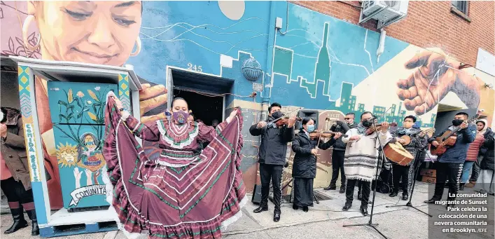  ?? /EFE ?? La comunidad migrante de Sunset
Park celebra la colocación de una nevera comunitari­a
en Brooklyn.