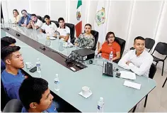  ??  ?? Inspección. La dirección del Cecyte analizó detalles del programa Formación Dual.