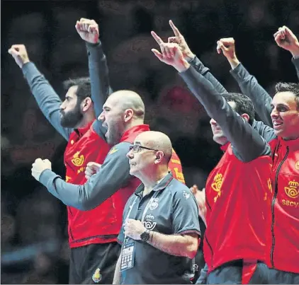  ?? FOTO: GETTY ?? Jordi Ribera, comedido como acostumbra, en contraste con la celebració­n de sus jugadores tras un gol en las semifinale­s del Europeo