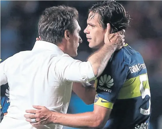  ??  ?? Barros schelotto y Gago, el técnico dispondrá del capitán y Boca jugará el domingo con san martín, en san Juan