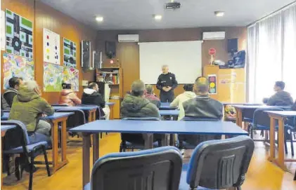  ?? TONI GUDIEL ?? Cierre del curso Charla del intendente de la Policía Local a condenados por delitos de seguridad vial. ▷