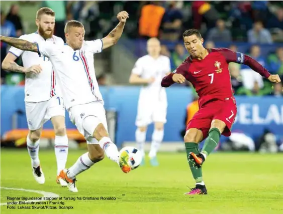  ??  ?? Ragnar Sigurdsson stopper et forsøg fra Cristiano Ronaldo under EM-slutrunden i Frankrig.Foto: Lukasz Skwiot/Ritzau Scanpix