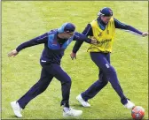  ??  ?? England's Dawid Malan (L) and Stuart Broad take part in a practice session at Lord's Cricket Ground in London on Wednesday.