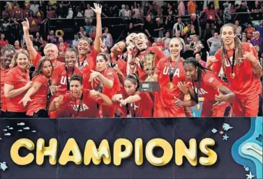  ??  ?? CAMPEONAS. Las jugadoras de la selección de EE UU posan con el trofeo y la medalla de oro.