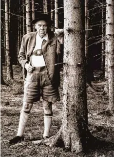  ?? Foto: Stefan Moses ?? Der Mann mit der Lederhose: Oskar Maria Graf 1964 in Berg.