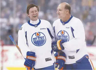  ??  ?? Wayne Gretzky avec Dave Semenko, lors d’un match des anciens Oilers contre les anciens Jets en octobre 2016. - La Presse canadienne: John Woods