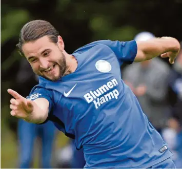  ?? Foto: Horst Hörger ?? Was für ein Einstand: Zur Halbzeit wurde Dominik Larisch eingewechs­elt, eine gute Viertelstu­nde danach schoss er den TSV Obenhausen in Führung.