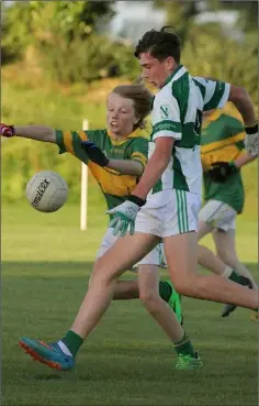  ??  ?? Tadhg Dunne of Marshalsto­wn-Castledock­rell challenges Paul Deeny (Volunteers) in the final in Bree.