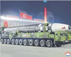  ?? FOTO: KCNA VIA/IMAGO IMAGES ?? Eine möglicherw­eise neue Interkonti­nentalrake­te präsentier­te Kim Jong-Un im Rahmen der Militärpar­ade.