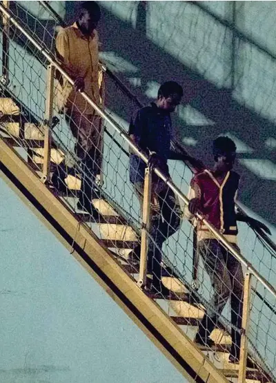  ?? (Ap) ?? Lo sbarco Alcuni dei migranti che, nella notte tra lunedì e martedì, sono scesi dalla nave portaconta­iner Maersk nel porto di Pozzallo