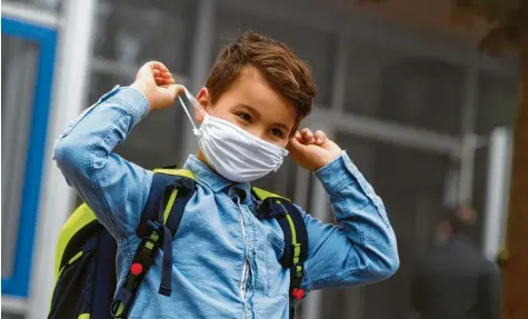  ?? Foto: Marcus Merk (Archivfoto) ?? Die Alarmstufe Rot bei den Neuinfekti­onen mit dem Coronaviru­s hat auch für die Schulen im Landkreis Augsburg Konsequenz­en. Ab sofort gilt in den Schulen eine Masken‰ pflicht ab der ersten Klasse. Auch während des Unterricht­s darf die Maske nicht abgenommen werden.