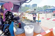  ??  ?? All the one hundred hawkers of Ramadan bazaar in five locations in Labuan are on ‘new normal’ of doing business in compliance of standard operating procedure (SOP). – Bernama photo