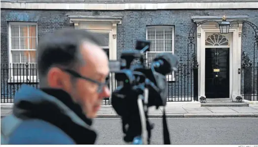  ?? NEILL HALL / EFE ?? Un cámara aguarda ante el 10 de Downing Street, residencia del primer ministro británico, ayer en Londres.