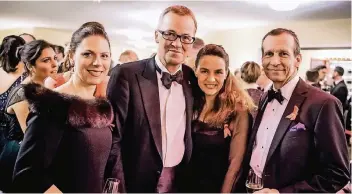  ?? RP-FOTOS (3): ANDREAS ENDERMANN ?? Johanna Baumgartne­r (Juwelier Baunat (v.l.), Opern-Intendant Christoph Meyer mit seiner Ehefrau Anka Grosser und Chirurgie-Professor Wolfram Trudo Knoefel freuten sich über den Erfolg der Gala.