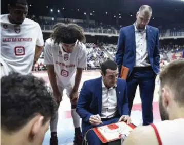  ?? FOTO TOM GOYVAERTS ?? Roel Moors geeft tactische aanwijzing­en. “Onderschat de tegenstand­er niet.”