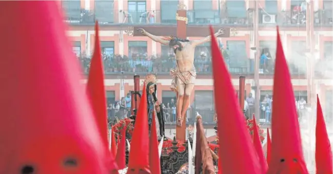  ?? ROLDÁN SERRANO ?? El Señor de la Caridad y su Dolorosa, en la plaza de la Corredera el pasado Jueves Santo