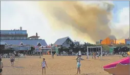  ?? TWITTER ?? REGISTRO. La enorme cortina de humo se veía desde la playa.