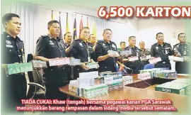  ??  ?? TIADA CUKAI: Khaw (tengah) bersama pegawai kanan PGA Sarawak menunjukka­n barang rampasan dalam sidang media tersebut semalam.