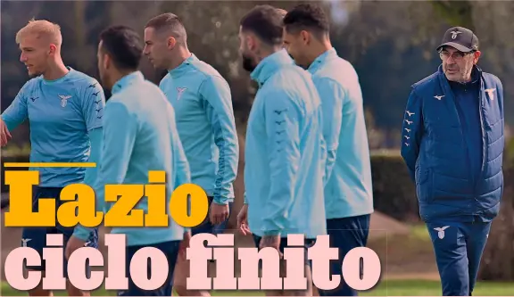  ?? ?? Futuro in bilico Maurizio Sarri osserva i giocatori della Lazio che si allenano.
Le loro strade potrebbero separarsi al termine di questa stagione