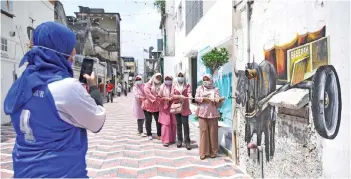  ?? -Bernama photo ?? ART STREET: People taking photos at Kuantan Art Street which is a new tourist attraction set up by the Kuantan City Council.