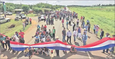  ??  ?? Una de las movilizaci­ones realizadas sobre el puente Jetyty de la colonia Juruhéi. Los pobladores reclaman el asfaltado del tramo que une los distritos de Gral. Aquino y Choré.