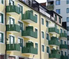  ??  ?? MOTION. Kan fler balkonger skapa ett tryggare Stockholm. Erik Slottner, KD, tror det.