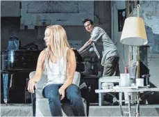  ?? FOTO: THOMAS DASHUBER/RESIDENZTH­EATER ?? Boris Nikolajewi­tsch Tschepurno­j (Till Firit) unterbreit­et Lisa (Mathilde Bundschuh) in schöner Regelmäßig­keit einen Heiratsant­rag – den diese genauso regelmäßig ablehnt.