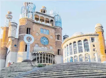  ?? FOTOS: RALPH SCHULZE ?? 50 Meter lang und 20 Meter breit: Mittlerwei­le ist das sakrale Bauwerk von Justo Gallego ein Anziehungs­punkt für Touristen und Kirchenfre­unde aus aller Welt.