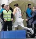  ??  ?? Luka Doncic tuvo que irse al vestuario antes del descanso tras sumar una antideport­iva y una técnica. En el túnel se lio a patadas con la estructura.