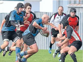  ?? Photo: ROBYN EDIE/FAIRFAX NZ
630874371 ?? David Hall on attack with Prirates-Old Boys team-mate Craig Smith while Midlands defenders, from left, Brenton Howden, Damien Pulley and Ryan Shaw eye him up in defence at the Southland premier club rugby game at Surrey Park in Invercargi­ll on Saturday.