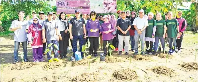  ??  ?? PARA peserta dan tetamu kehormat bergambar kenangan bersama Sukarti (depan, empat kiri).