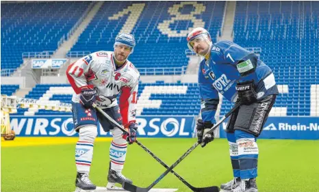  ?? FOTO: IMAGO ?? Heute stehen sie nicht mehr im Grünen, sondern auf Eis: Der Mannheimer Marcus Kink (links) und Schwenning­ens Sascha Goc posierten in einer Werbeaktio­n vor dem Spiel in der Rhein-Neckar-Arena.