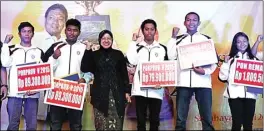  ?? FARID FANDI/JAWA POS ?? APRESIASI: Wali Kota Surabaya Tri Rismaharin­i (tiga dari kiri) bersama atlet Surabaya penerima bonus Porprov 2015 di rumah dinas wali kota kemarin (1/7).