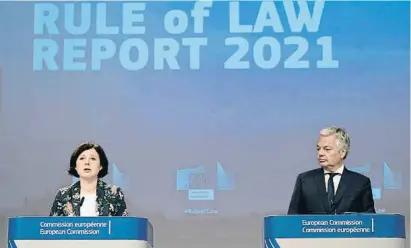  ??  ?? La vicepresid­enta Vera Jourová y el eurocomisa­rio de Justicia, Didier Reynders